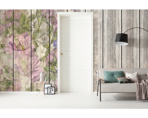 Papier peint panoramique intissé 6038A-VD5 6038A-VD5 Vintage Rose 5 pces 500 x 250 cm Salon avec papier peint à fleurs, porte, canapé et lampadaire