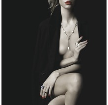 Femme avec collier et bagues