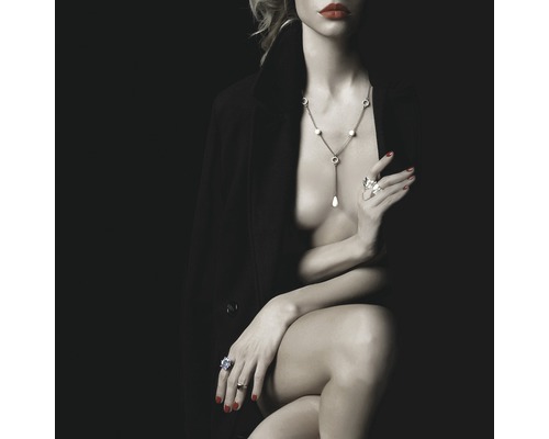 Femme avec collier et bagues