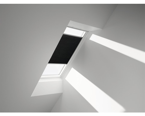Store plissé alvéolaire VELUX uni noir à commande manuelle FHC Y33 1047S Fenêtre de toit avec store plissé fermé dans la pièce