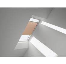 Dachfenster mit Plissee-Sonnenschutz im Innenraum