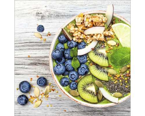 Gros plan d''un bol de smoothie, garni de myrtilles, de kiwi, de noix de coco, de citron vert et de muesli.