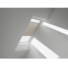 Dachfenster mit halb geschlossenem Plissee in einem Dachzimmer