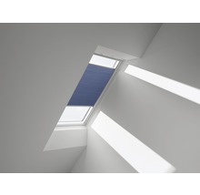 Ansicht eines Dachfensters mit montiertem Plissee-Rollo zur Verdunkelung eines Raumes