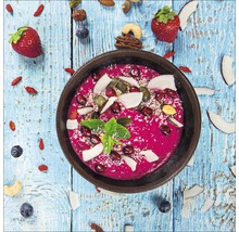 Vue de dessus d''un smoothie bowl avec fraises, myrtilles, noix de coco, noix et menthe