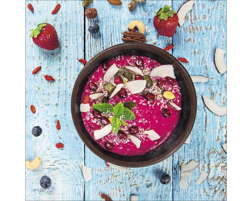 Vue de dessus d''un smoothie bowl avec fraises, myrtilles, noix de coco, noix et menthe