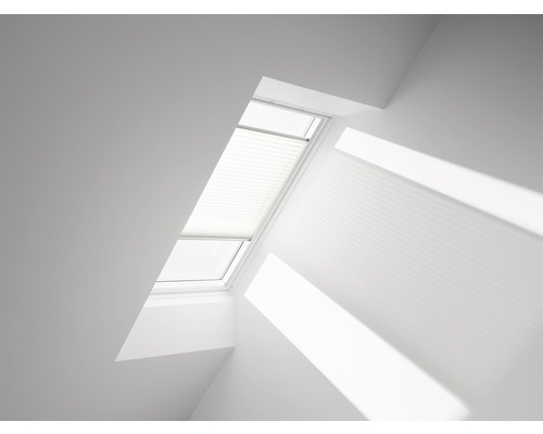 Store plissé VELUX blanc à commande manuelle FHL Y99 1016S Fenêtre de toit avec store plissé dans une pièce lumineuse