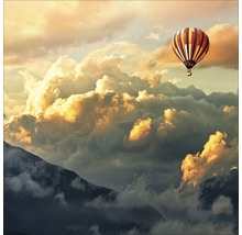 Montgolfière au-dessus d''un paysage de montagne avec des nuages
