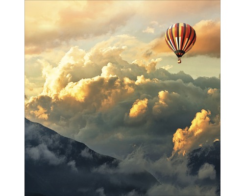 Montgolfière au-dessus d''un paysage de montagne avec des nuages