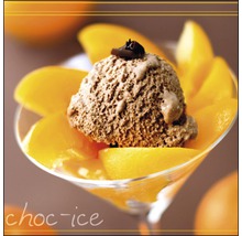 Schokoladeneis in einem Glas mit Pfirsichstücken