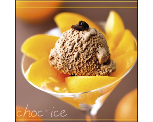 Schokoladeneis in einem Glas mit Pfirsichstücken