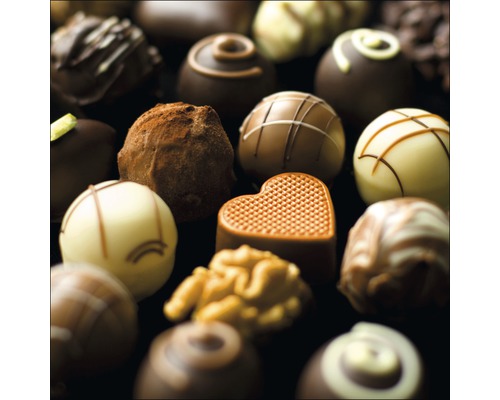 Verschiedene Pralinen mit unterschiedlichen Formen und Dekorationen