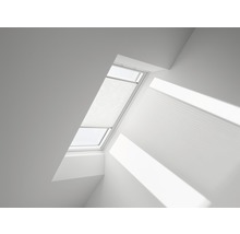 Dachfenster mit Plissee in einem hellen Raum.
