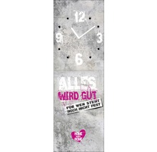 Dekorative Wanduhr mit Ziffern und Sprüchen auf Betonoptik