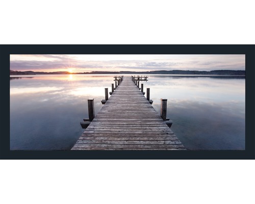 Gerahmtes Bild Sundown 60x130 cm Holzsteg führt auf einen See bei Sonnenuntergang
