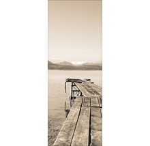 Holzsteg am See mit Bergen im Hintergrund
