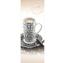 Kaffeetasse mit Untertasse und Kaffeebohnen