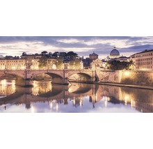 Die Engelsbrücke in Rom über den Tiber mit Spiegelungen im Wasser.