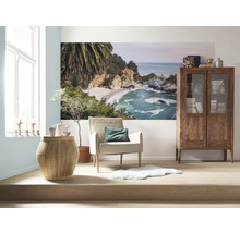 Wohnzimmer mit Sessel, Beistelltisch, Vitrine und Wandbild mit Strandmotiv