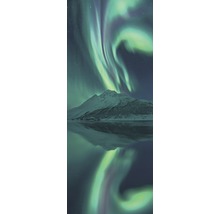 Nordlichter über einem verschneiten Berg, reflektiert im Wasser
