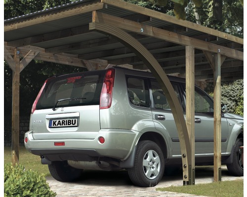 Voiture sous un abri de voiture en bois