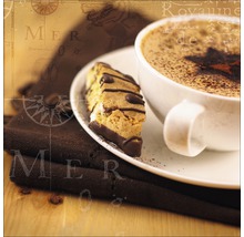 Kaffeetasse mit Gebäck auf einem Teller