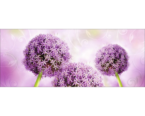 Trois fleurs d''ail d''ornement devant un fond à motifs