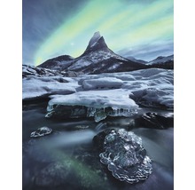 Winterlandschaft mit schneebedeckten Bergen und einem Fluss
