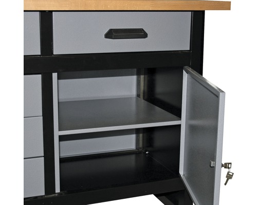 Établi avec tiroir et armoire ouverte