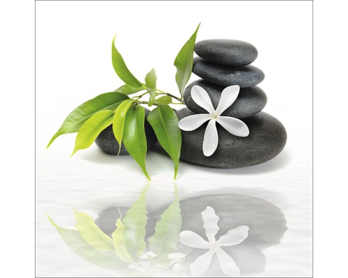 Pile de pierres noires avec feuilles et fleur