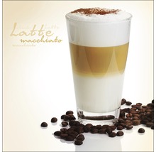 Latte Macchiato im Glas mit Kaffeebohnen