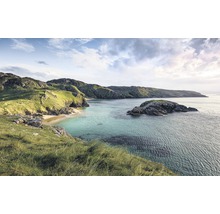 Landschaft mit Küste, Hügeln und klarem Wasser