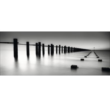 Photo en noir et blanc d''une jetée en bois s''avançant dans la mer