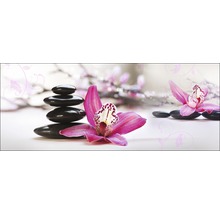 Décoration avec des pierres empilées et des fleurs d''orchidées