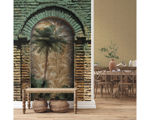 Salon avec papier peint en arc de cercle en maçonnerie et parquet