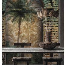 Dekorative Wandgestaltung mit Palmenmotiv, Tisch und Stuhl