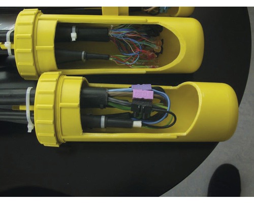 Geöffnete Kabelmuffe zur Verbindung von Elektrokabeln