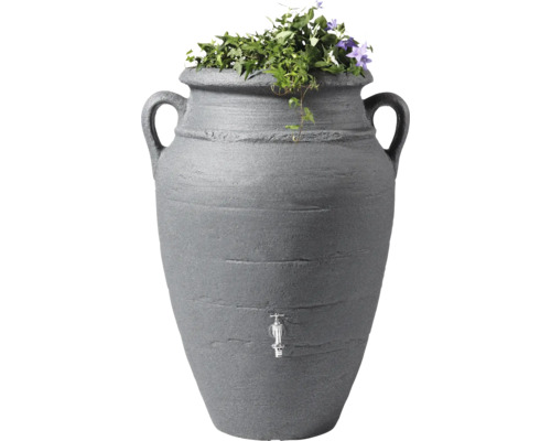 Graue Amphore als Regenspeicher mit Wasserhahn und Pflanzen