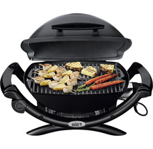 Elektrogrill mit Grillgut wie Spieße, Ananas und Karotten
