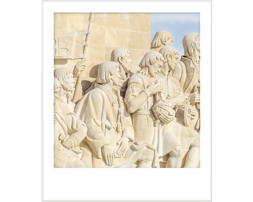 Detailansicht eines Steindenkmals mit mehreren Figuren