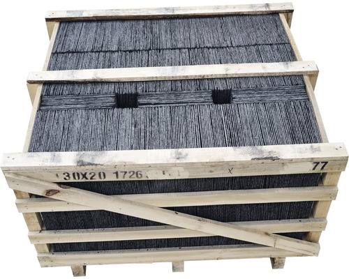 Ardoises dans une caisse en bois pour travaux de couverture