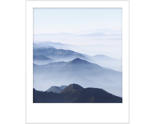 Gerahmtes Bild einer Berglandschaft im Nebel