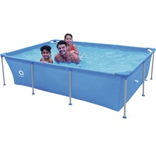 Piscine hors-sol avec famille dans l''eau