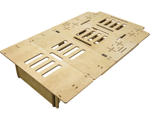 Bettgestell aus Holz mit Aussparungen