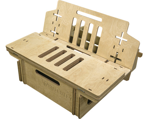 Buildify Logo auf einem Bauhocker aus Holz