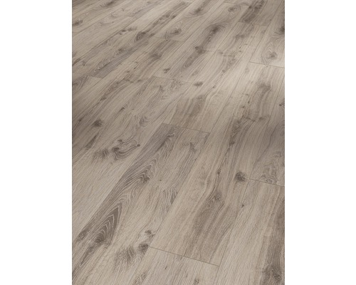 Nahaufnahme von hellem Laminatboden mit Holzstruktur