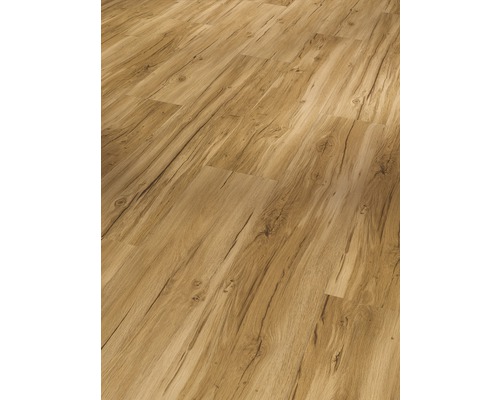 Nahaufnahme von Laminatboden in Holzoptik.