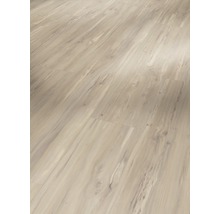 Verlegter Vinylboden in Holzoptik.