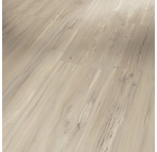 Nahaufnahme von Laminatboden mit Holzoptik.