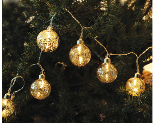 Lichterkette mit Kugeln am Weihnachtsbaum